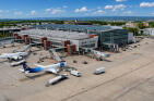 Luftbild Vorfeld und Terminal des Flughafens Dresden
